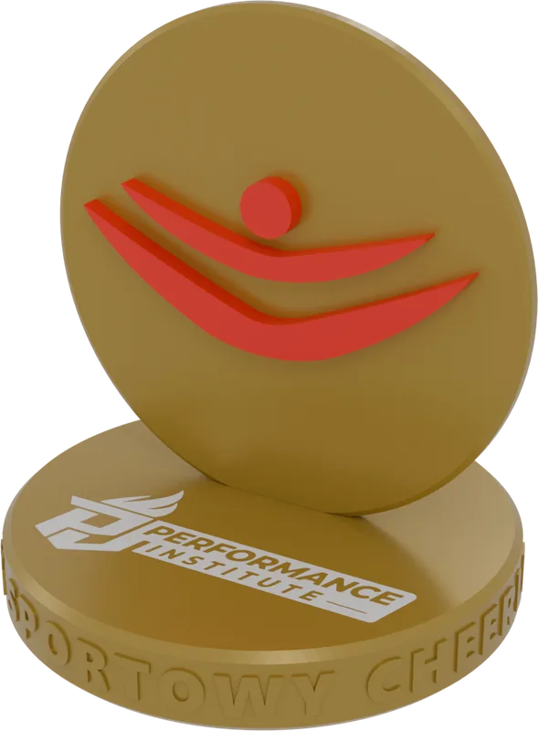 Złota okrągła statuetka z czerwonym znakiem na podstawie z logo Performance Institute